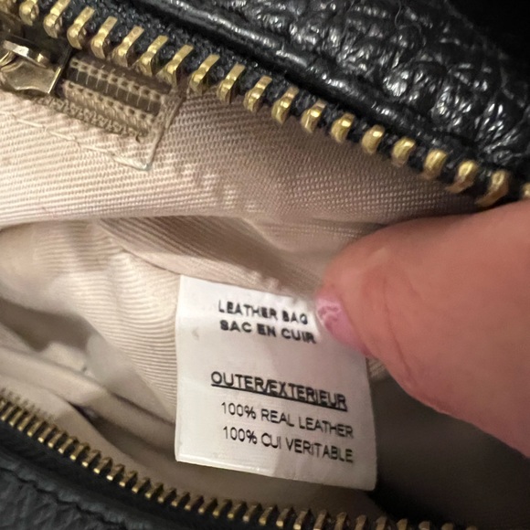 Classic Black Leather Shoulder Bag - Versatile Everyday Style - Picture 7 of 9